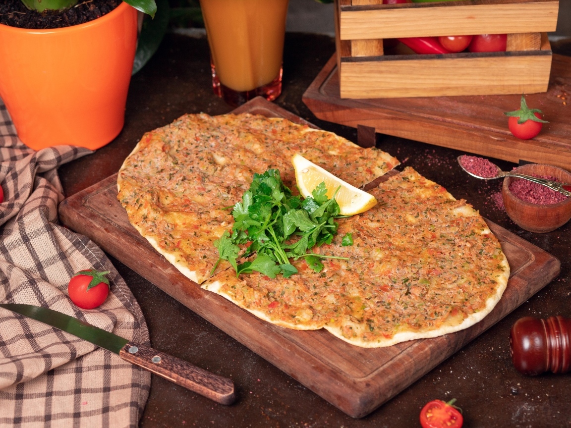 Турецкая пицца Лахмаджун на столе