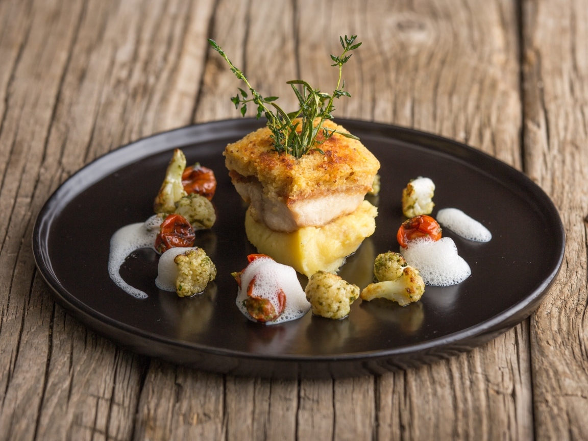 Рыба с овощами на тарелке