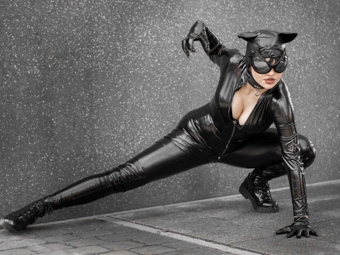 Девушка в кожаном костюме женщины кошки