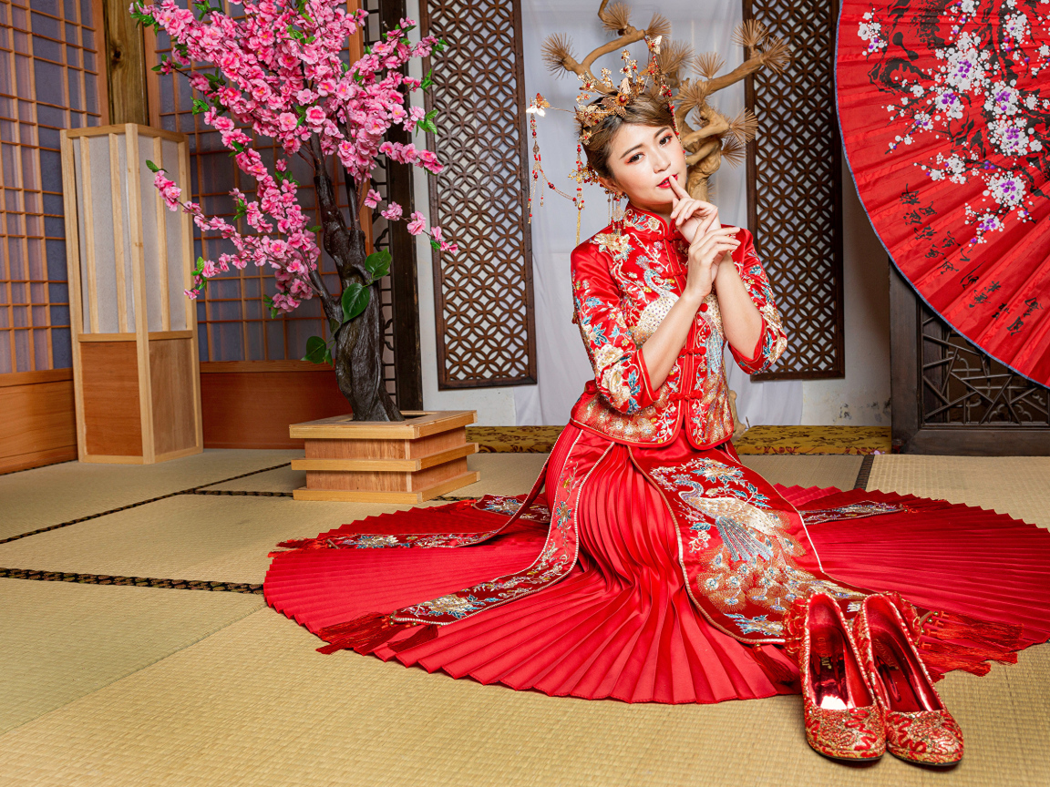 Девушка азиатка в красивом национальном платье