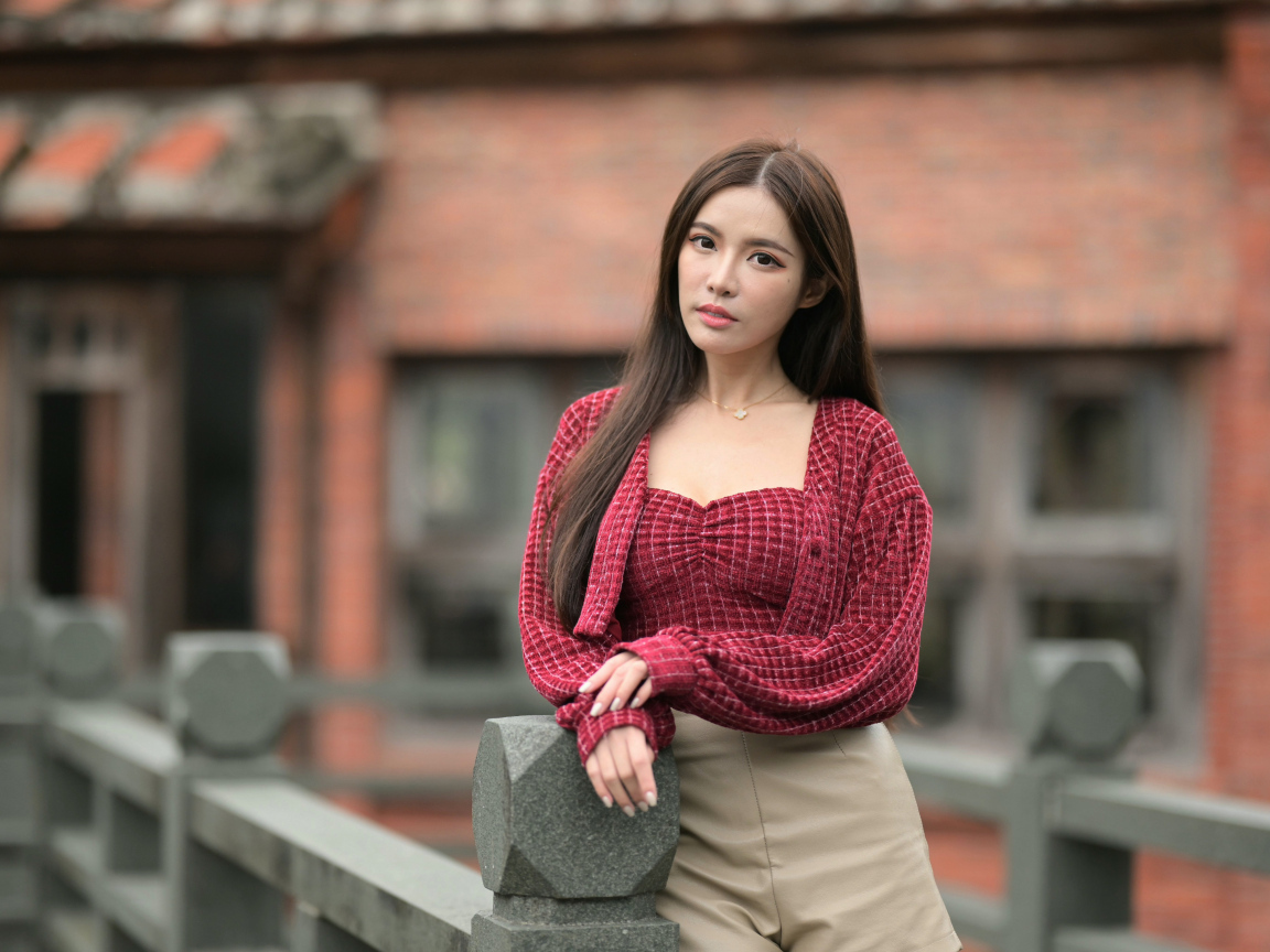 Девушка азиатка в красной кофте