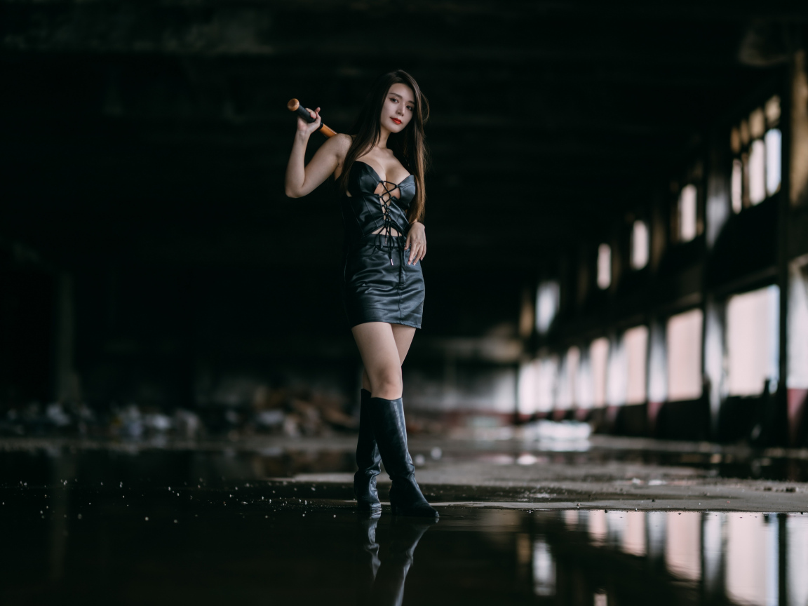 Азиатка в черном кожаном костюме с битой в руках