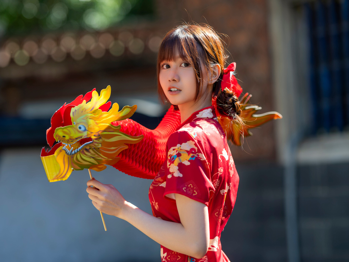 Азиатка в красном платье с бумажным драконом