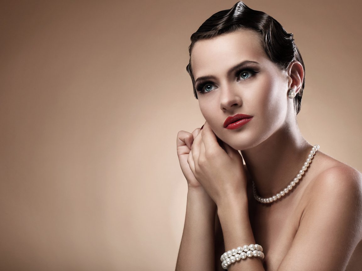 Красивая голубоглазая девушка модель с украшениями из жемчуга