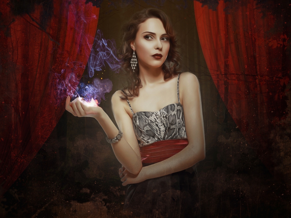 Красивая девушка на фоне красных штор