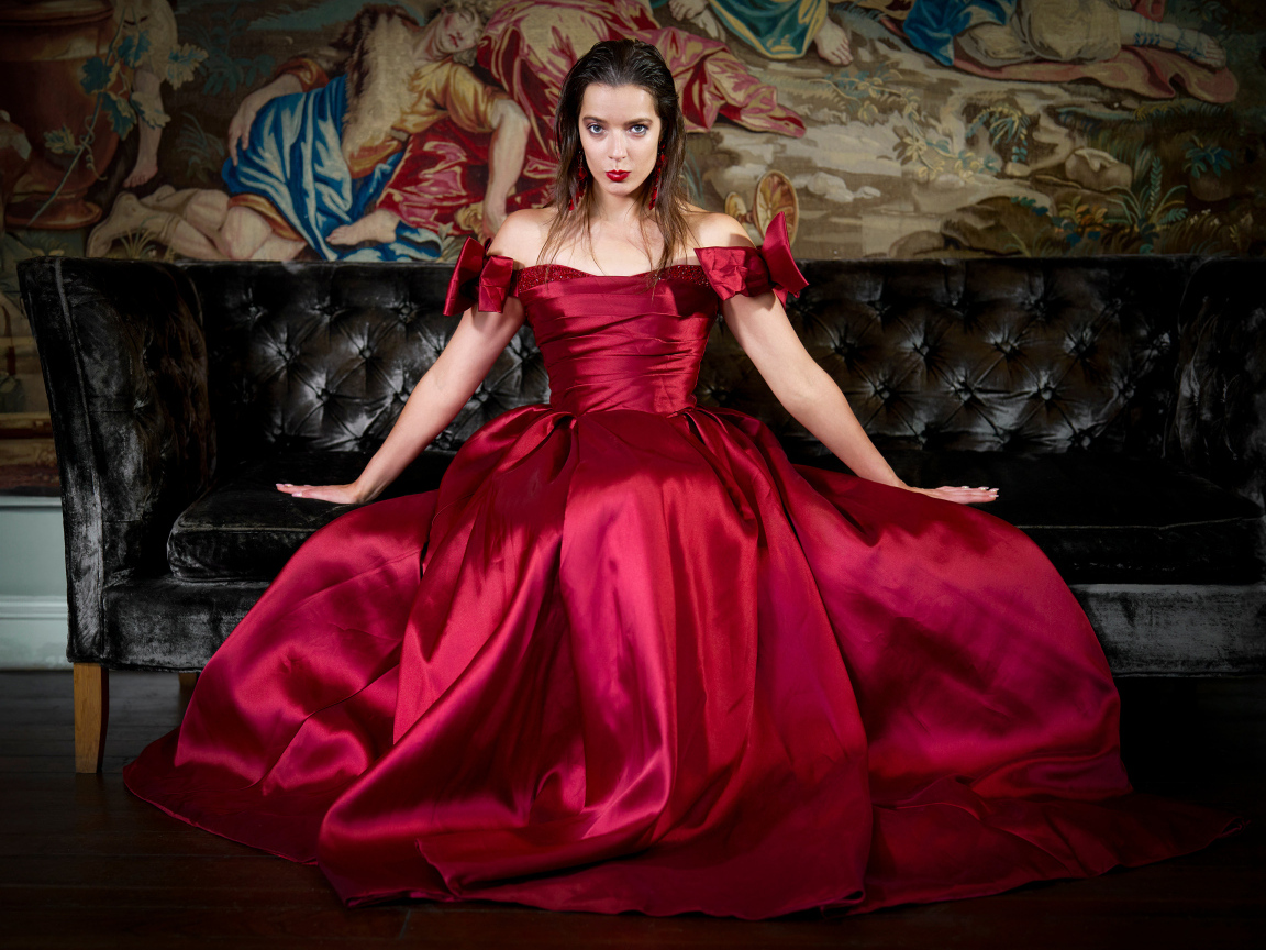Красивая девушка в красном бальном платье