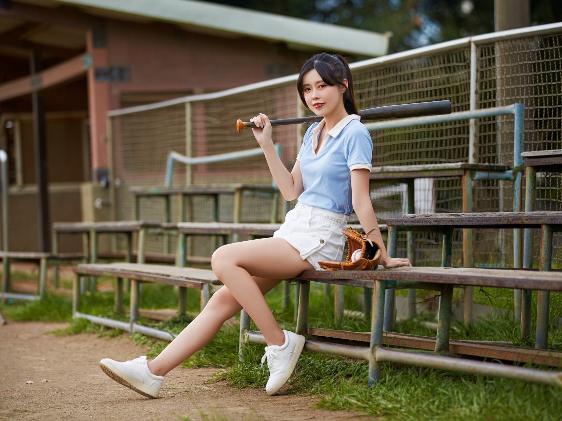 Девушка спортсменка с бейсбольной битой 