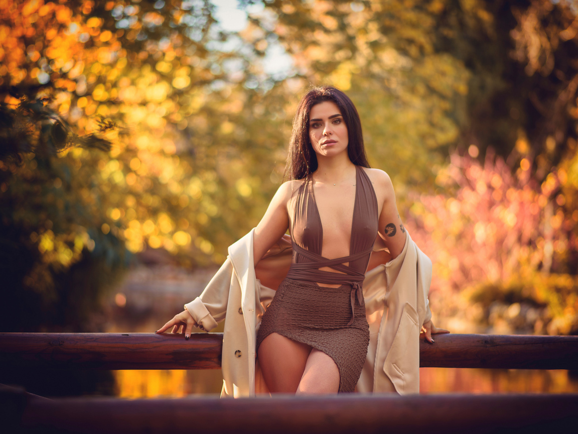 Девушка в платье в осеннем парке