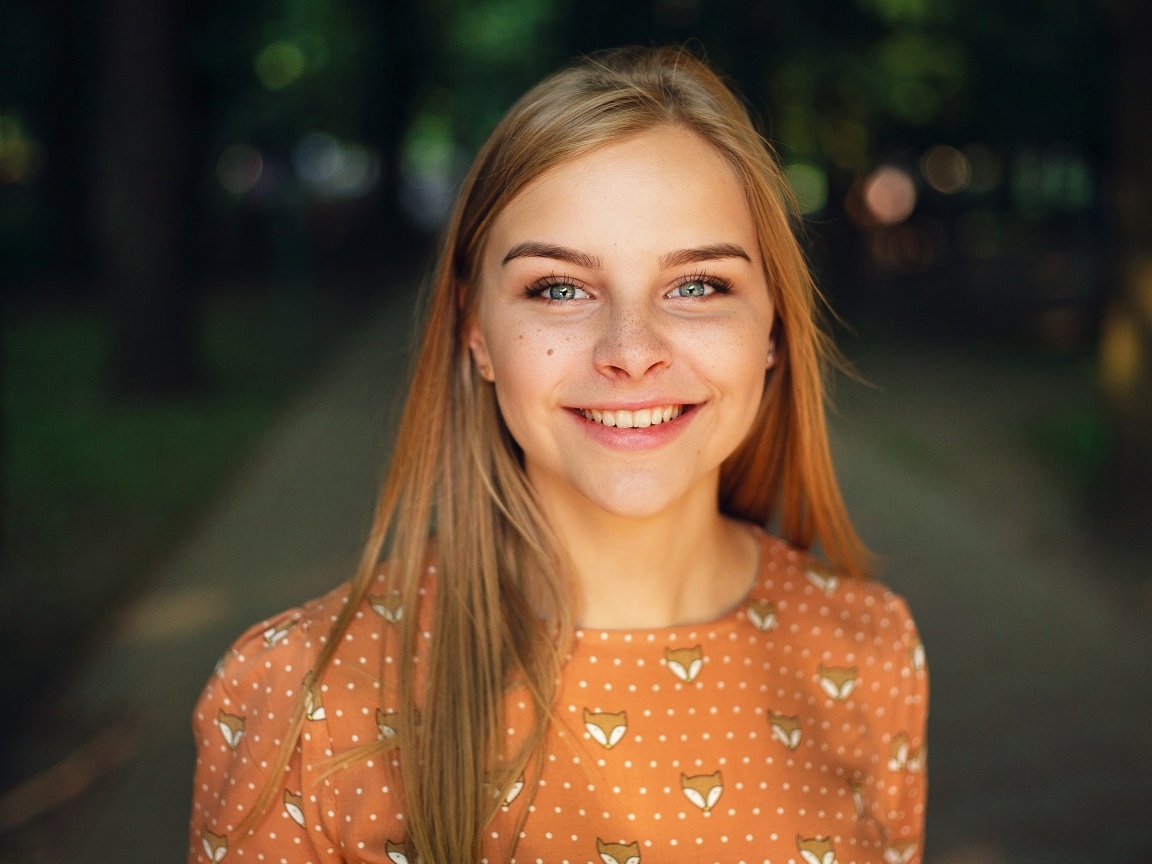 Улыбающаяся милая зеленоглазая девушка