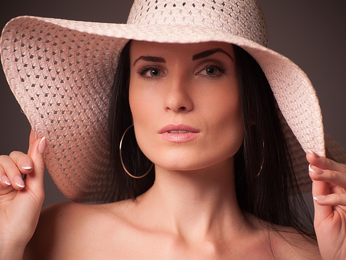 Женщина в большой розовой шляпе