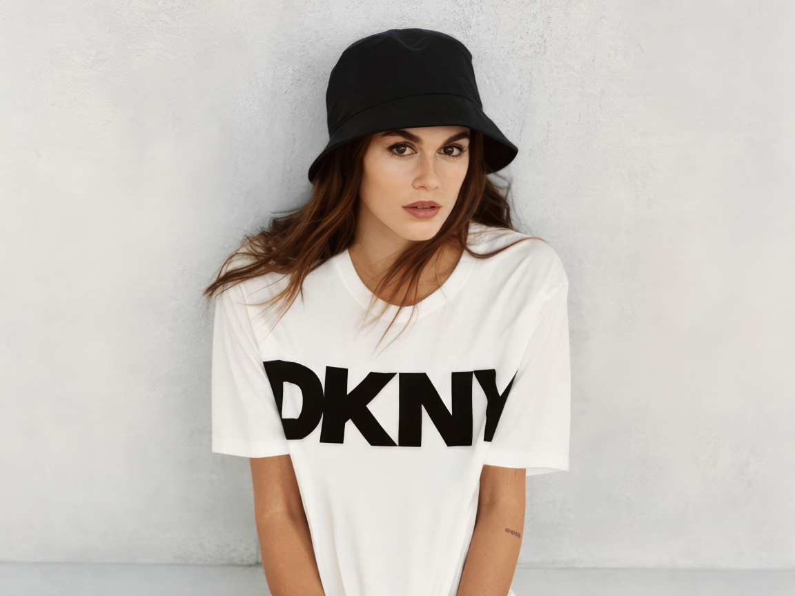 Американская модель Кайя Гербер в черной панаме у стены