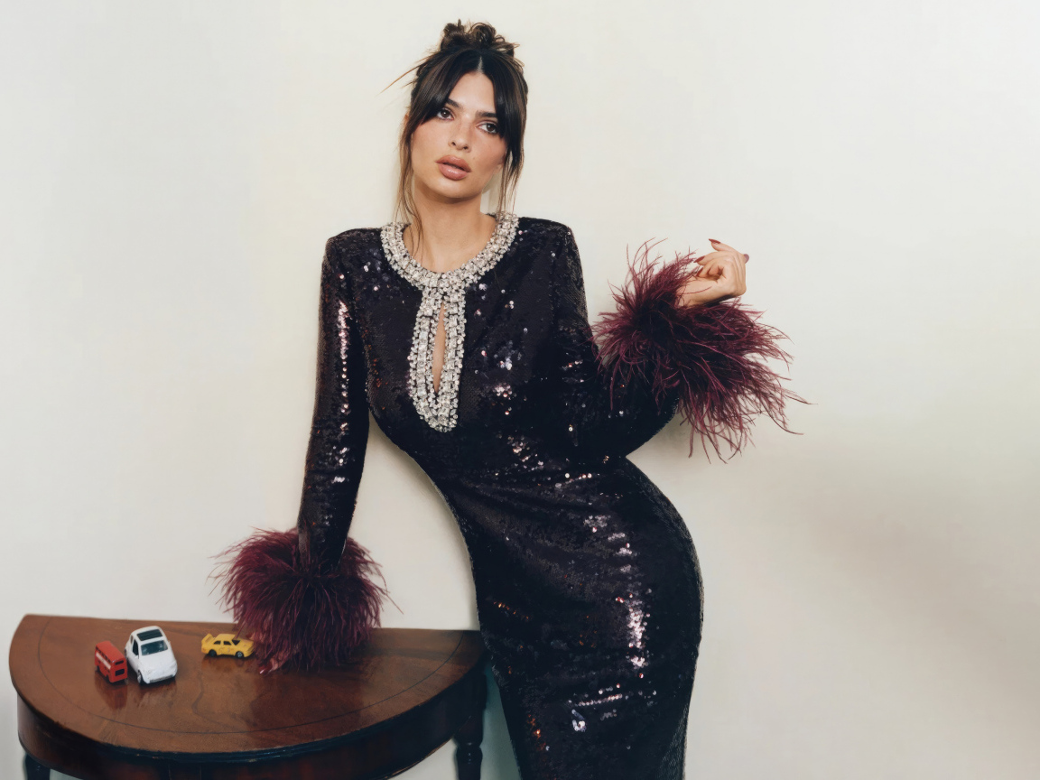 Модель Эмили Ратаковски в красивом платье