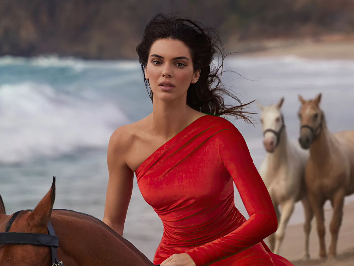 Модель Кендалл Дженнер в красном платье скачет на лошади