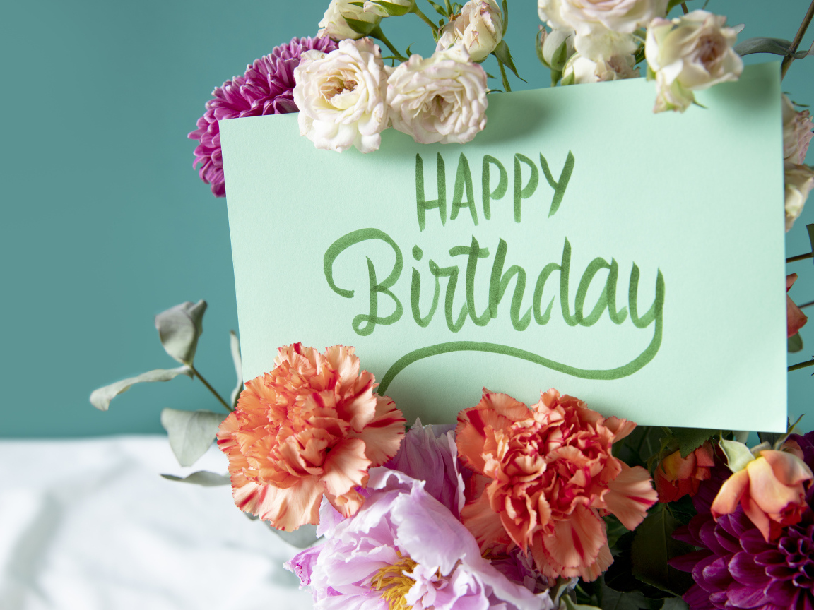 Надпись на листе с днем рождения с цветами