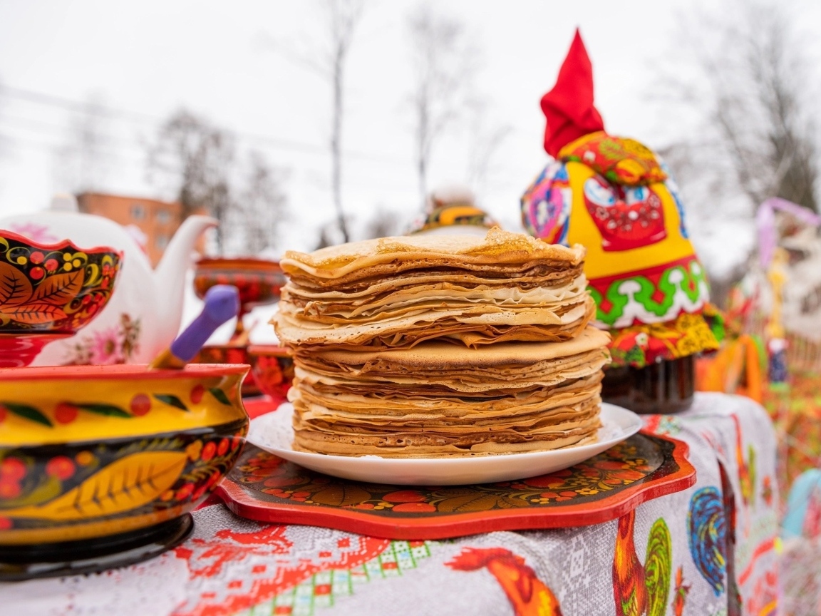Стопка блинов на празднике Масленица