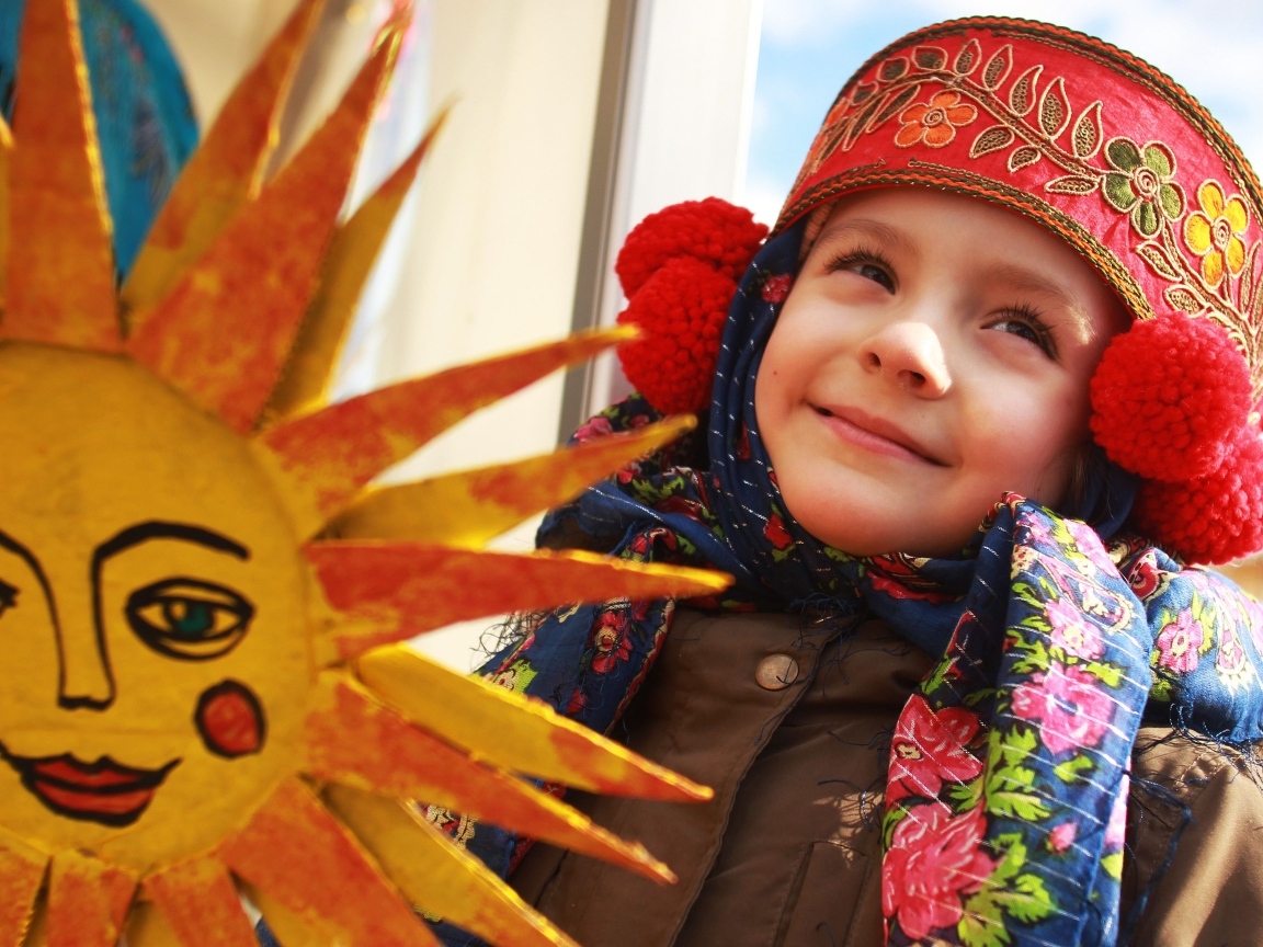 Девочка в костюме на праздник Масленица