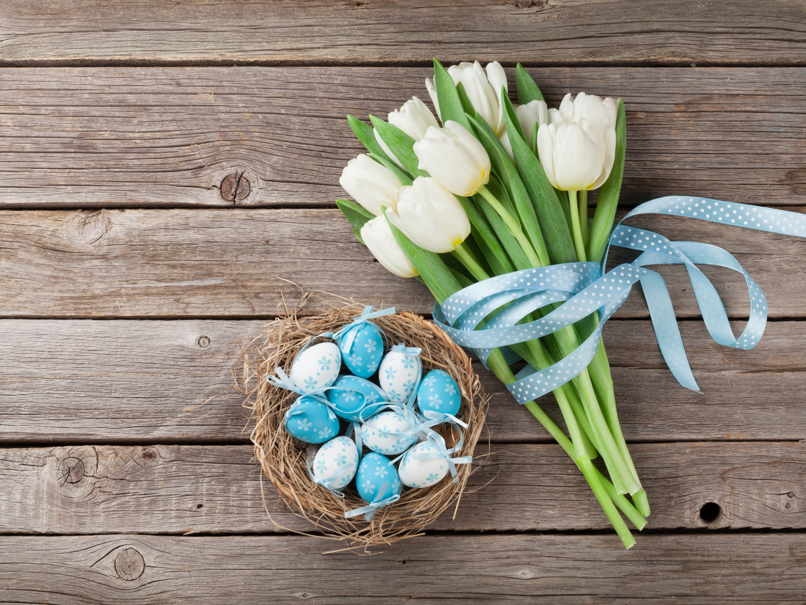 Букет белых тюльпанов с корзиной пасхальных яиц