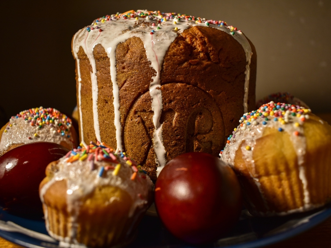 Пасхальные куличи с кексами и крашеными яйцами