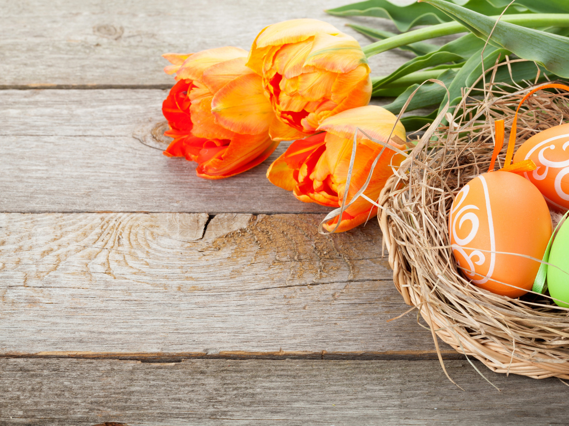 Крашеные яйца с оранжевыми тюльпанами на Пасху 2024