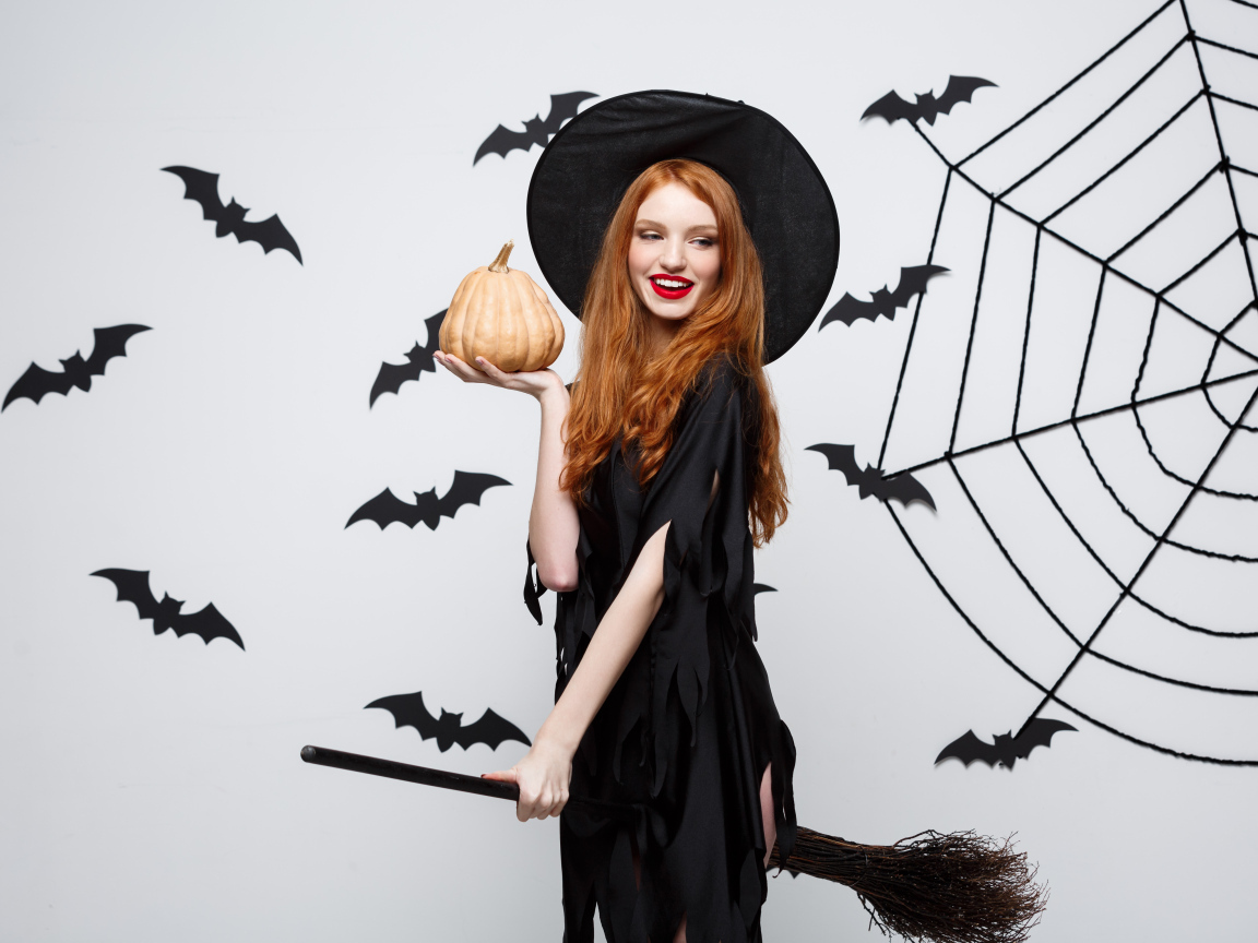 Девушка в костюме ведьмы с декором на Хэллоуин