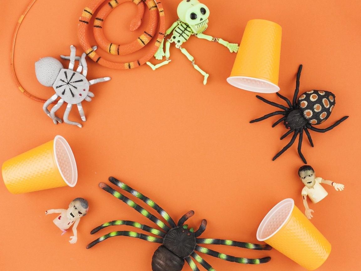 Игрушки на Хэллоуин на оранжевом фоне