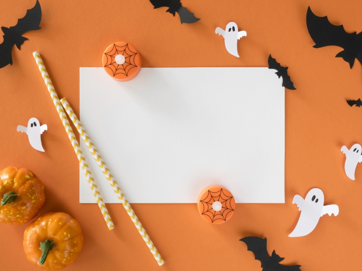 Шаблон на оранжевом фоне с летучими мышами и привидениями