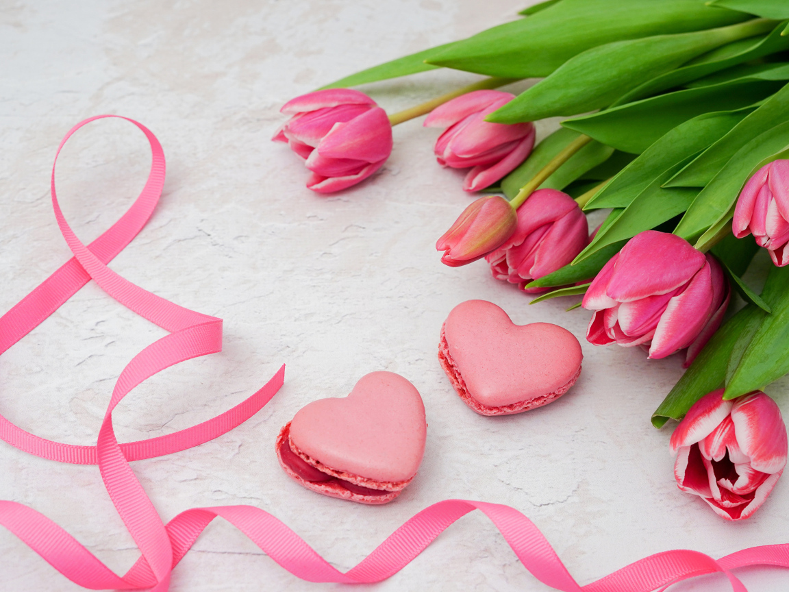 Букет тюльпанов с лентой и печеньем на 8 марта