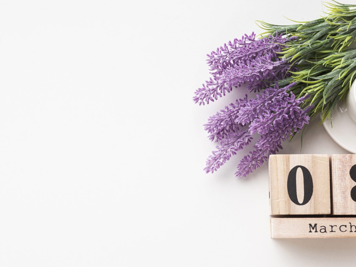 Кубики, кофе и букет цветов на белом фоне на 8 марта