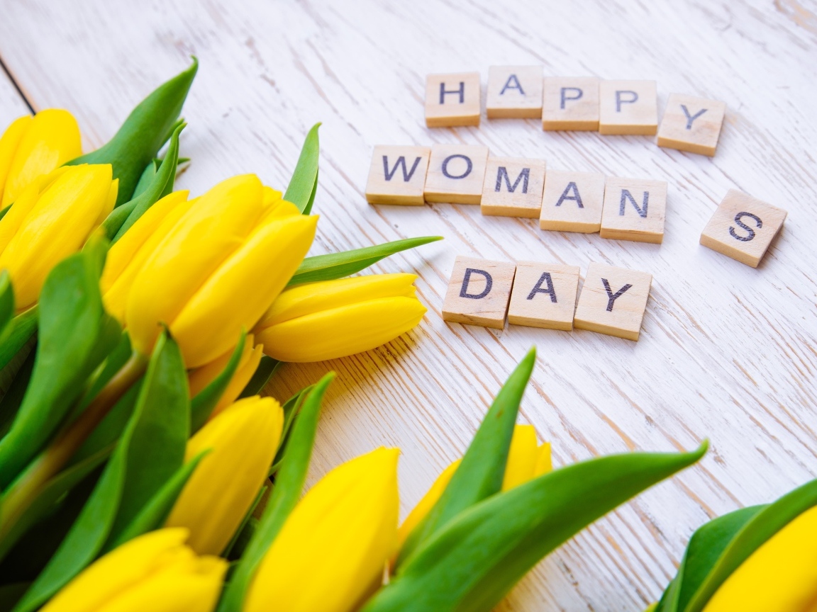 Большой букет желтых тюльпанов на Международный женский день 8 марта