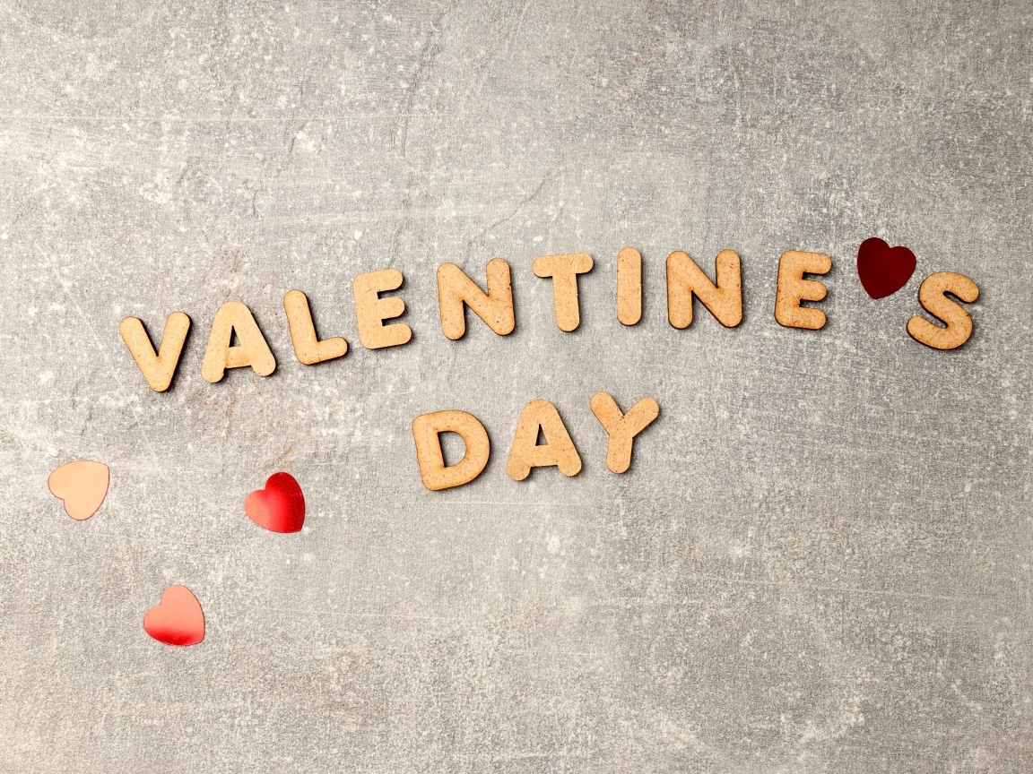 Буквы на сером фоне на день Святого Валентина