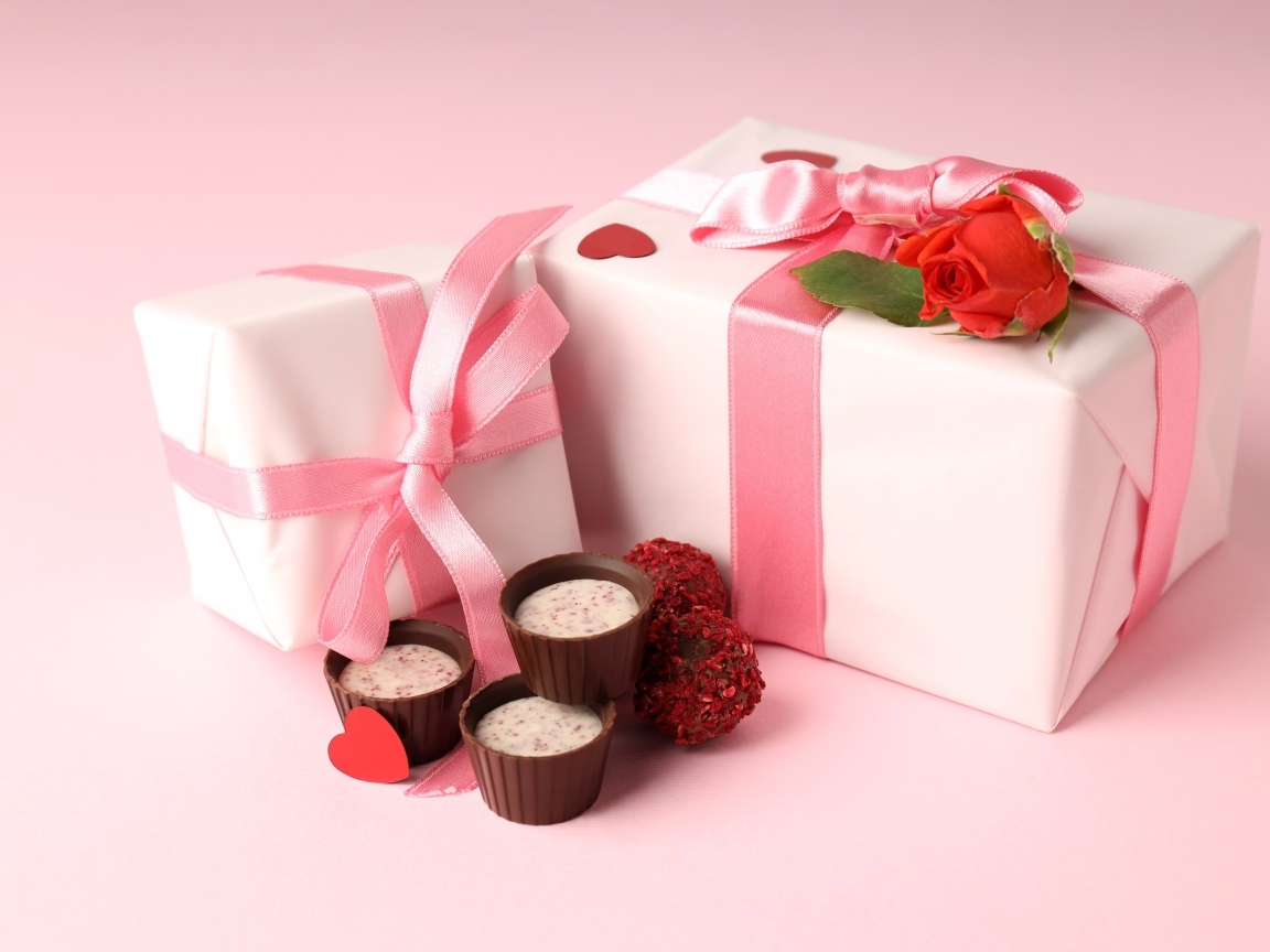 Два подарка с конфетами на розовом фоне на День Святого Валентина