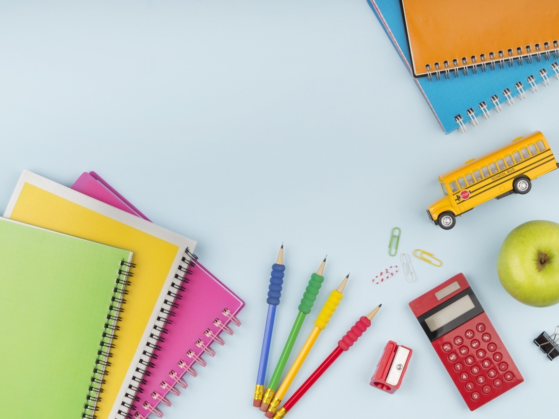 Канцелярские предметы на голубом фоне