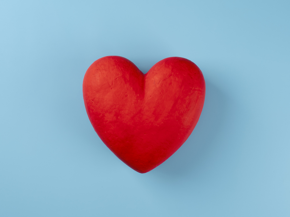 Большое красное сердце на голубом фоне