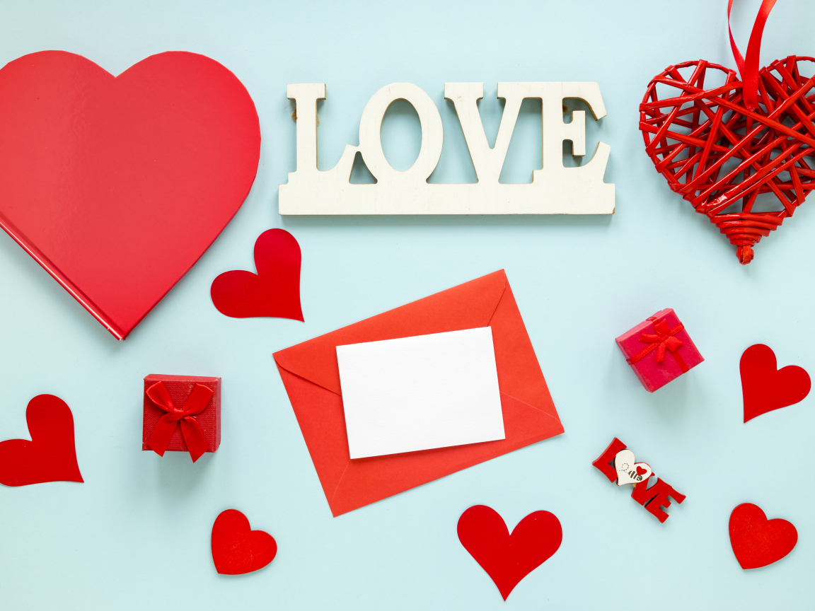 Голубой фон с красными сердцами и надписью любовь