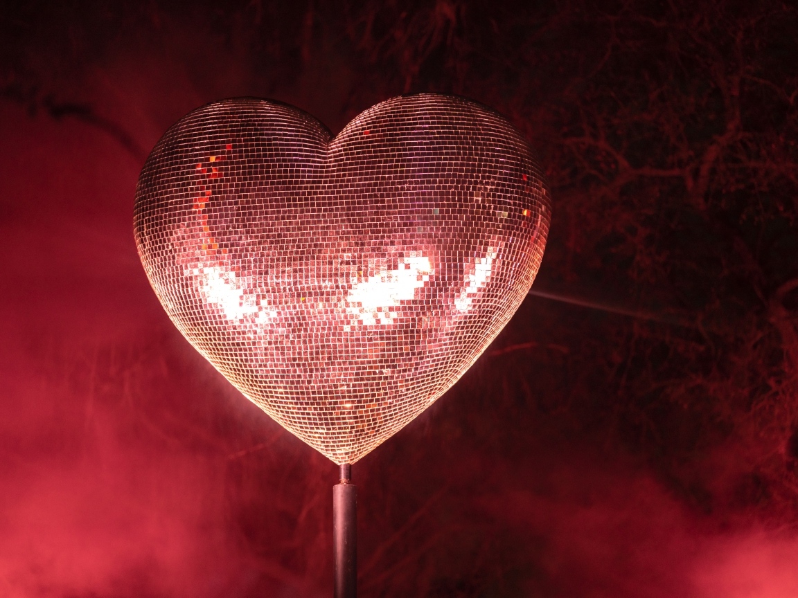 Яркое блестящее сердце в дыму