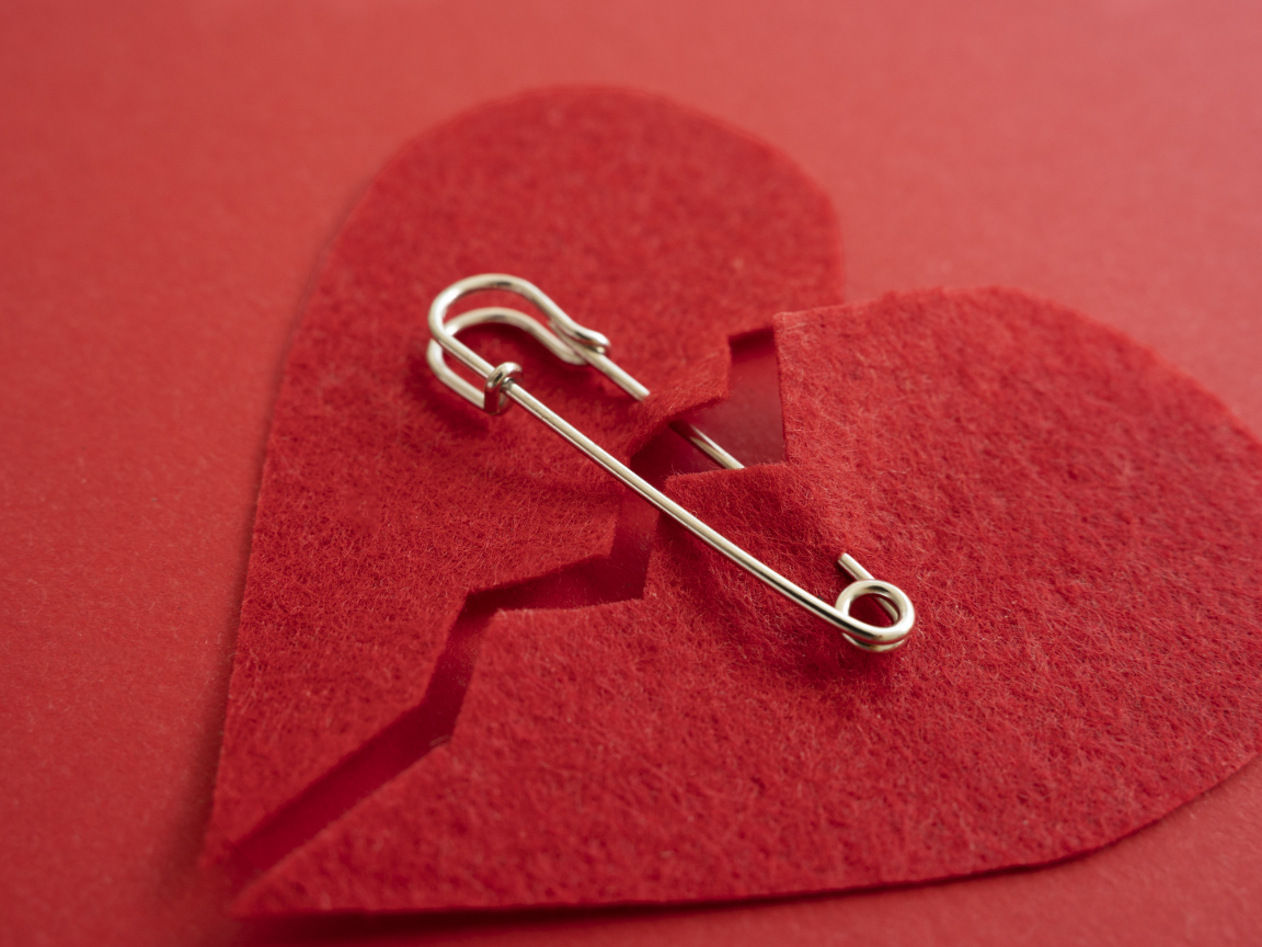 Разбитое сердце скрепили английской булавкой