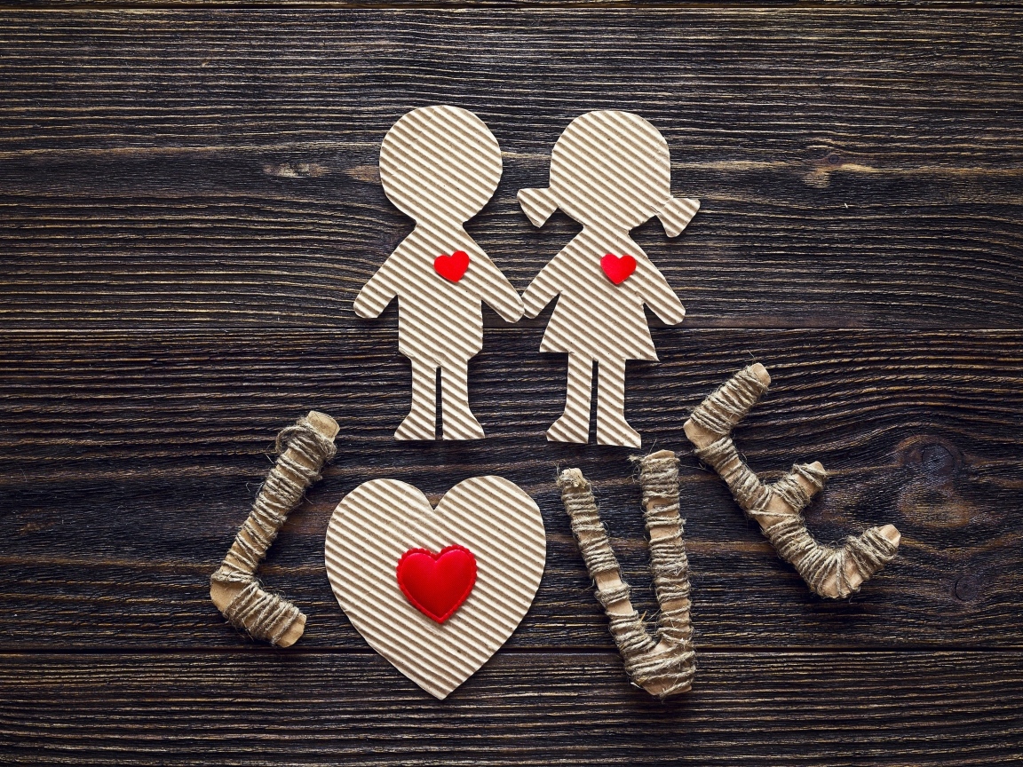 Вырезанные из ткани изображение мальчика и девочки и надписью Love