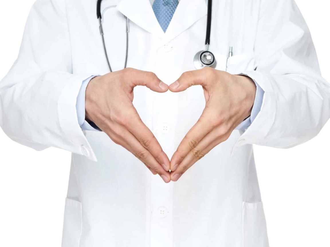 Доктор делает сердце ладонями рук