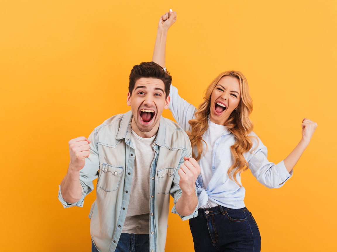 Счастливая пара на оранжевом фоне