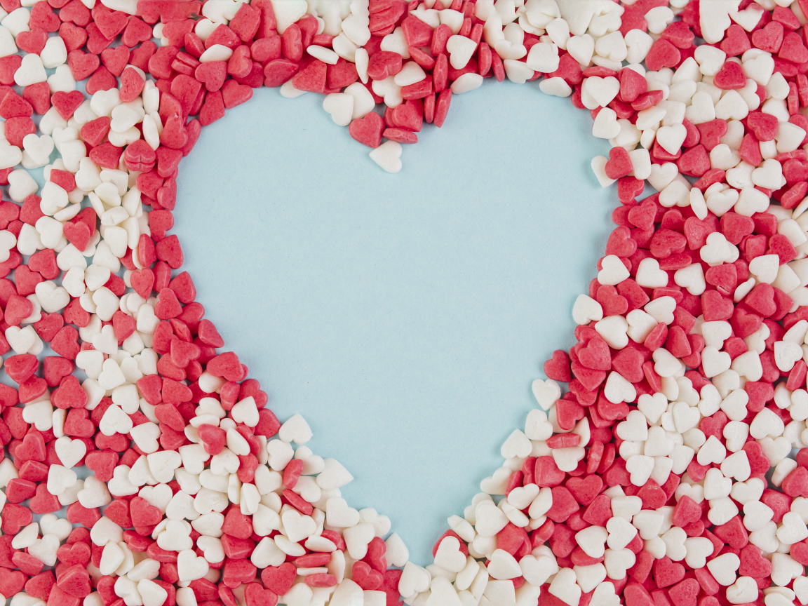 Сердце на голубом фоне из маленьких сладких сердечек
