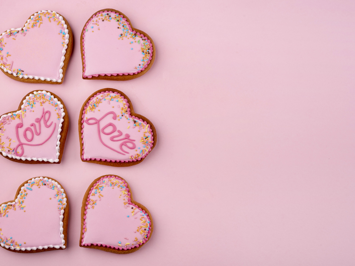 Печенье в форме сердца на розовом фоне