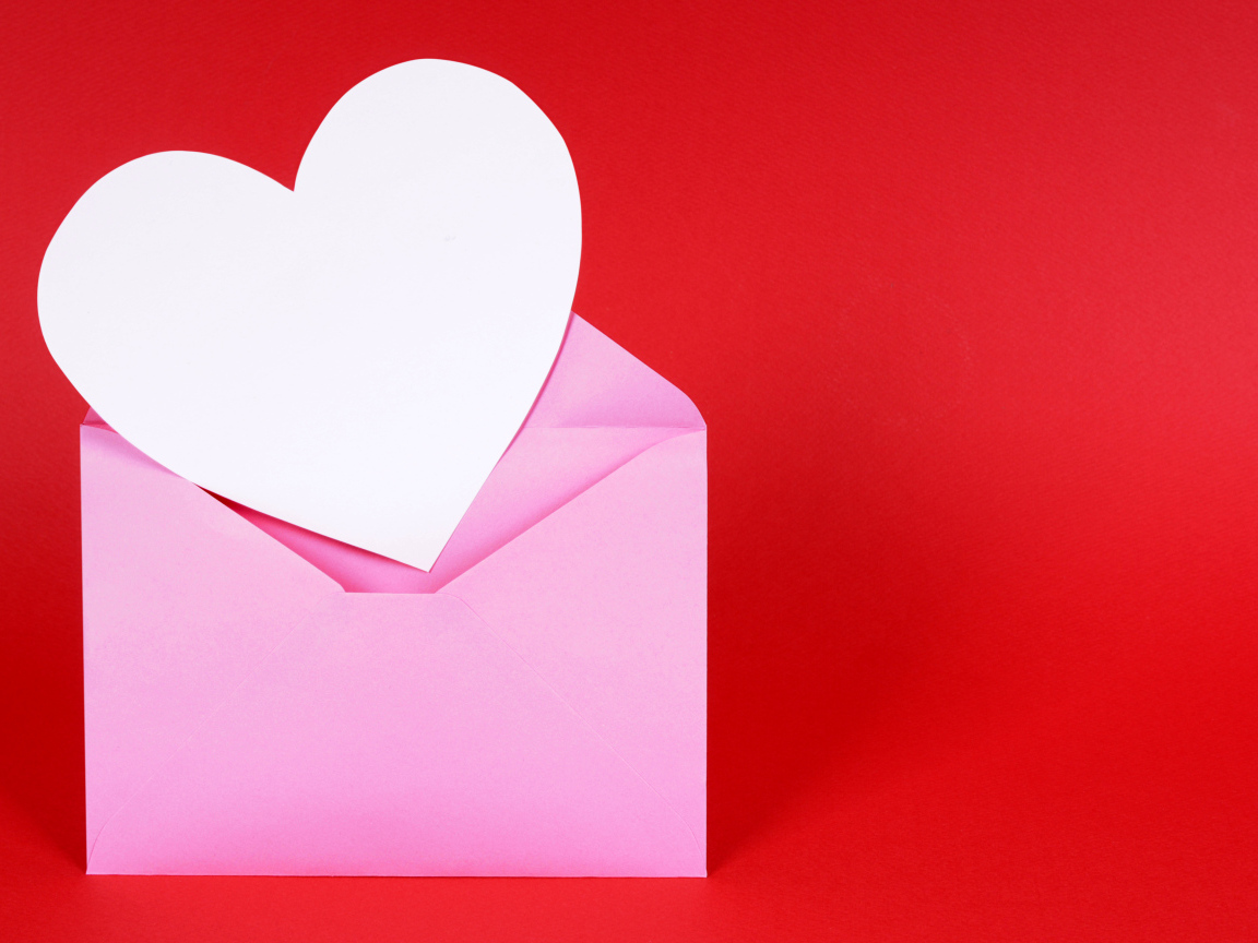 Розовый конверт с сердцем на красном фоне, шаблон для открытки