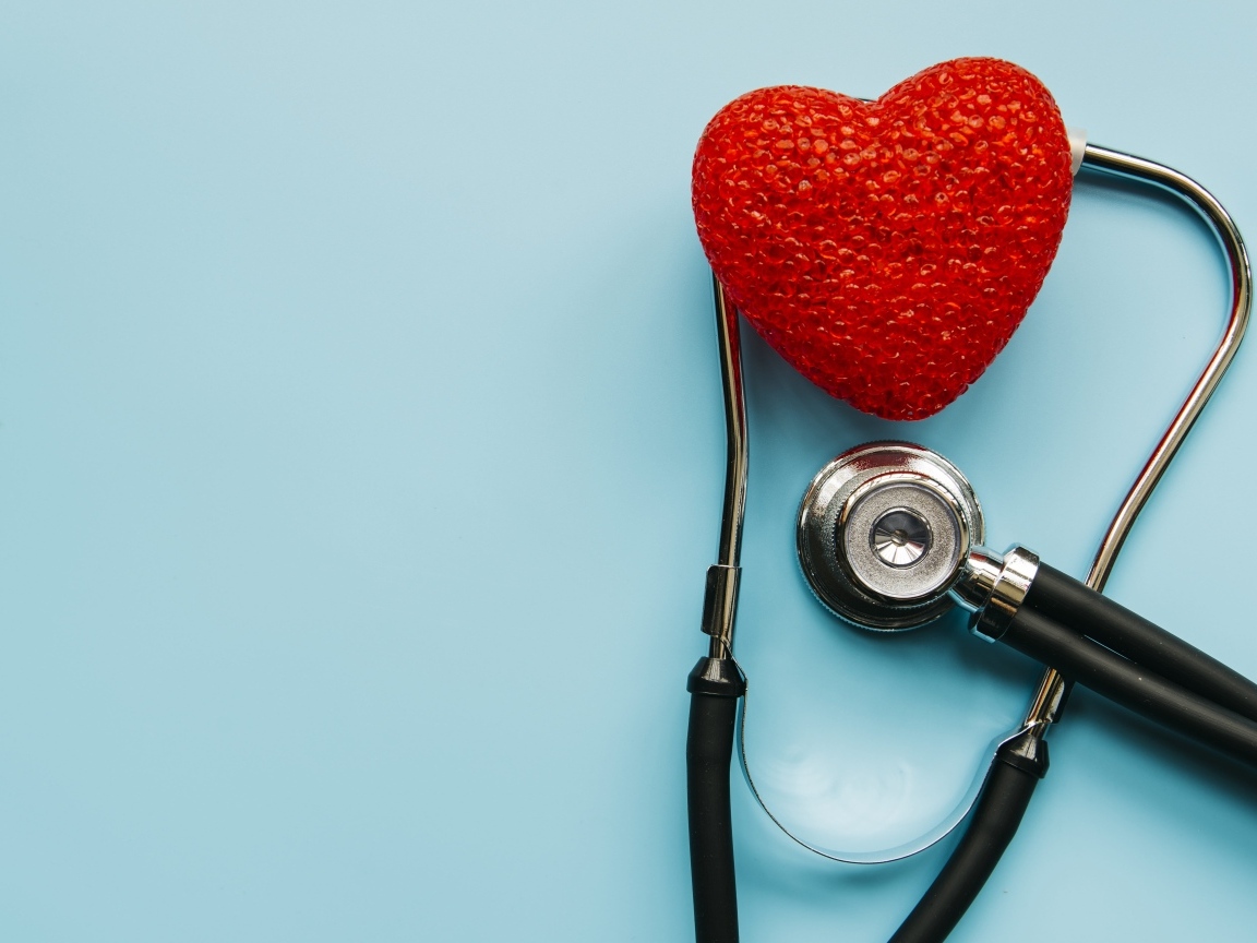 Красное сердце с стетоскопом на голубом фоне