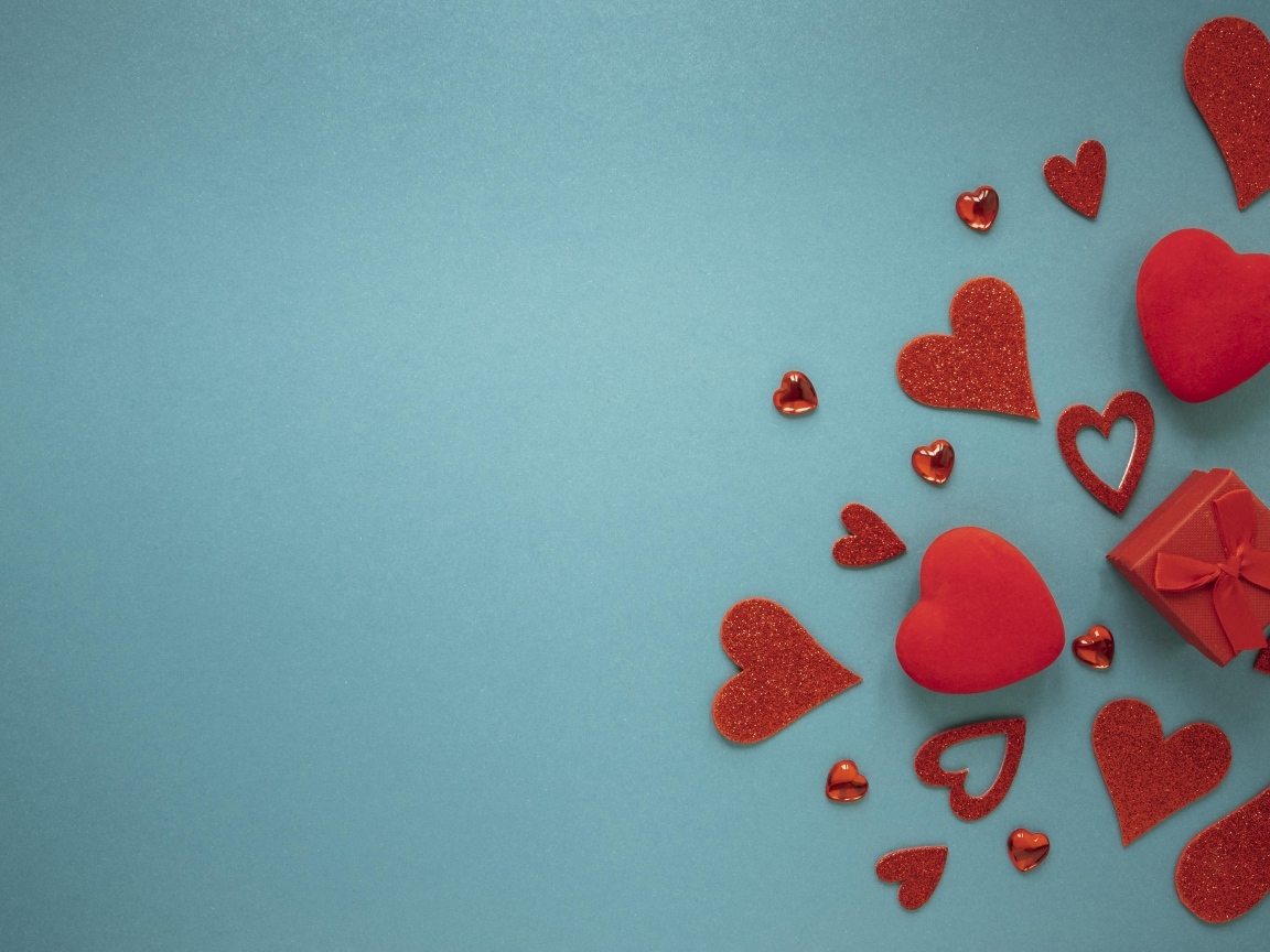 Красные сердечки и подарок на синем фоне, шаблон открытки