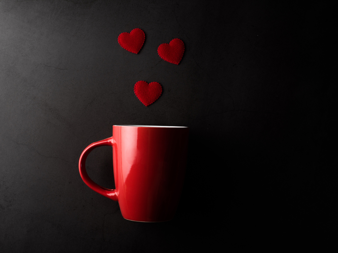 Красная кружка и сердечки на черном фоне