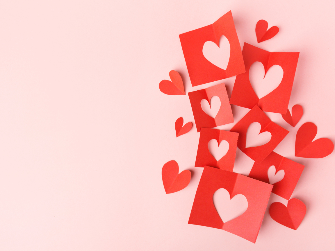 Сердечки из красной бумаги на сером фоне