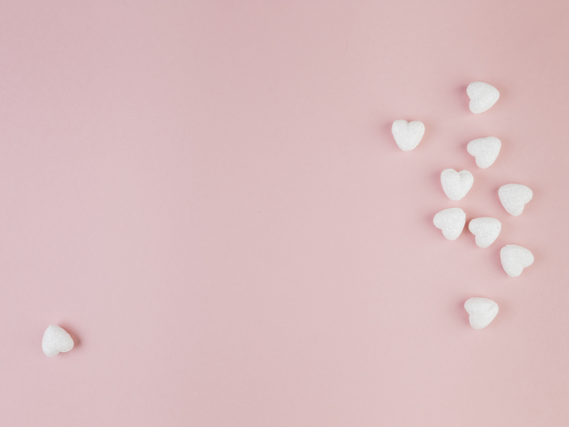 Маленькие белые сердечки на розовом фоне