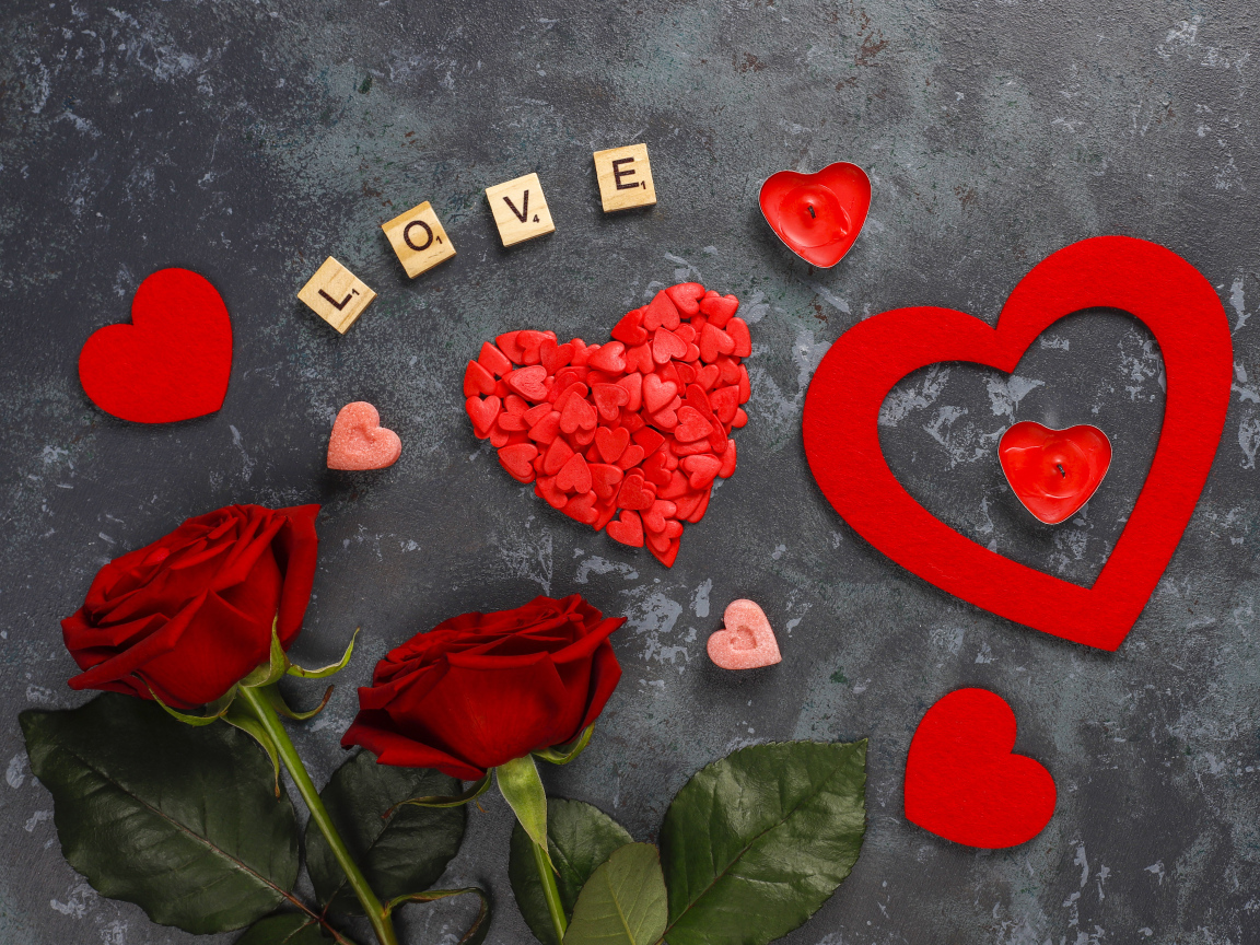 Надпись любовь с розами и сердечками на сером фоне
