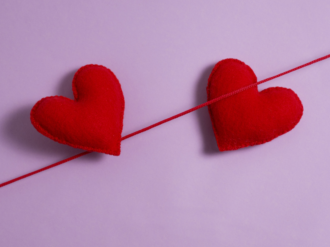 Два сердечка на красной нити