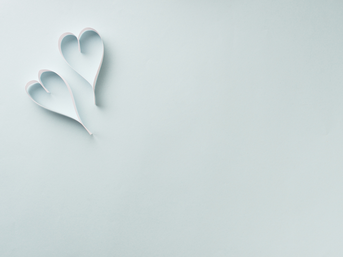 Две полоски белые полоски в форме сердца на голубом фоне